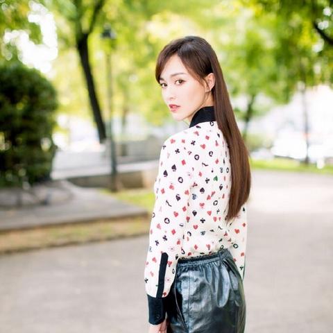 最新款的牛仔服图片女士