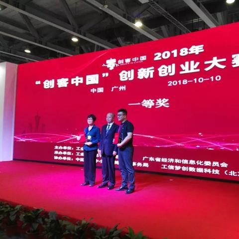演员赵毅领奖视频集锦，荣誉时刻，星光璀璨！