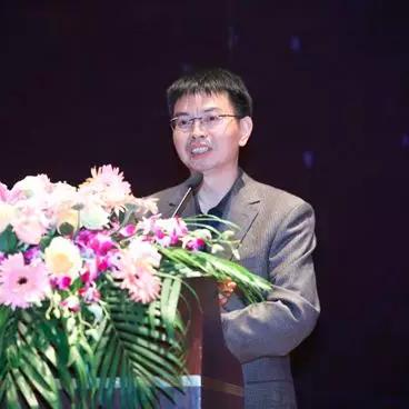 政策表明：2025年正版资料大全详述——量化模型迭代 vs 人工决策依赖
