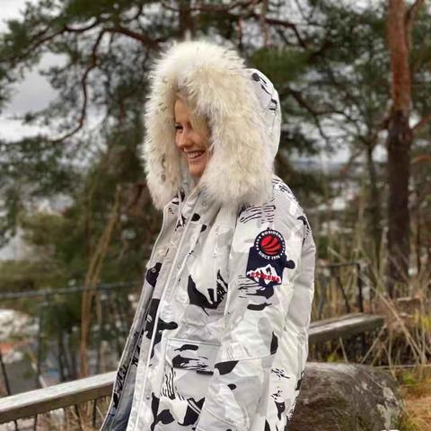 波士登最新女长款极寒时尚羽绒服，寒冬中的时尚之选
